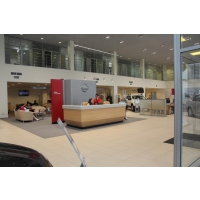 Брендовая мебель для автосалона Nissan